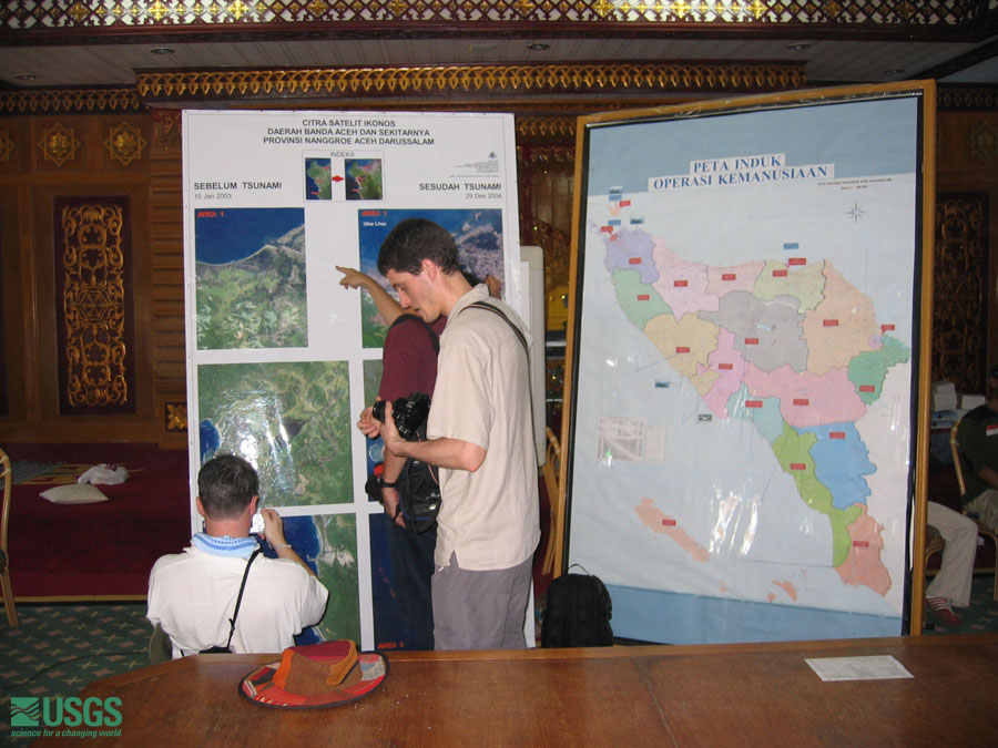 Photo in Banda Aceh, see caption above.